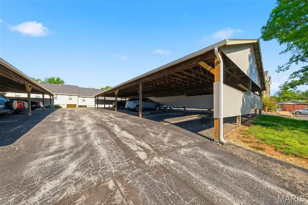 1445 Whispering Creek DR #J, Ballwin, MO 63021
