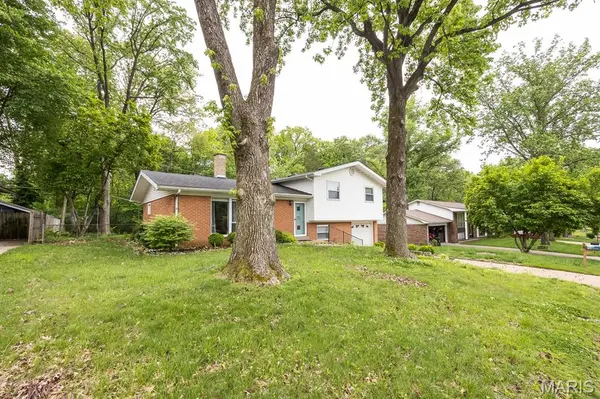 28 Berkshire DR, Belleville, IL 62223