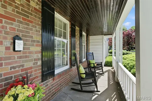 9 Berry Wood DR, Glendale, MO 63122