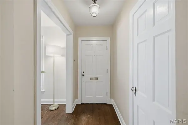 9 Berry Wood DR, Glendale, MO 63122