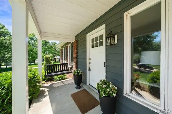 1437 Sunnytree LN, Ballwin, MO 63021