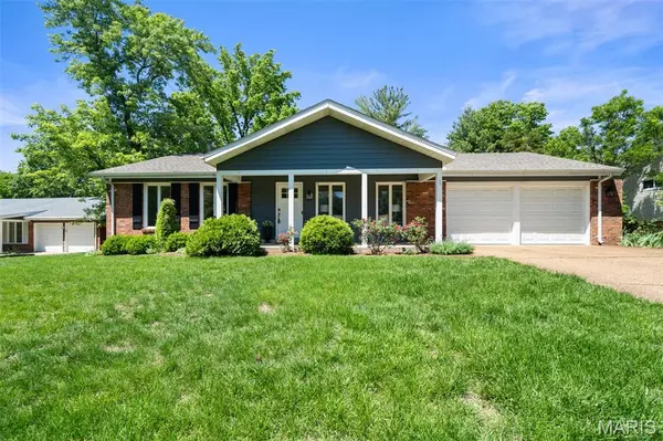 1437 Sunnytree LN, Ballwin, MO 63021