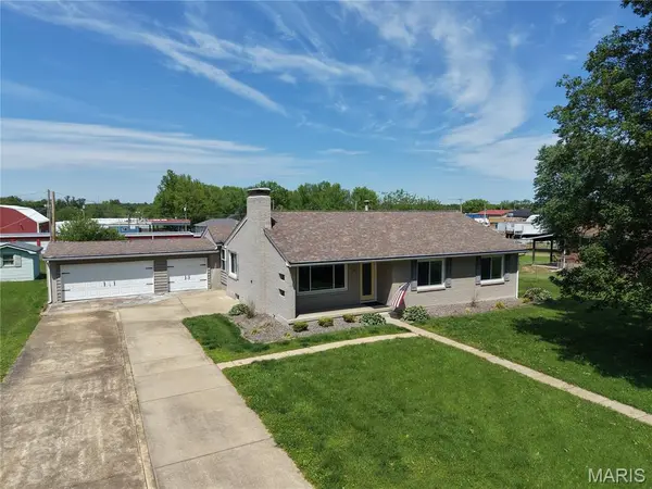 17 Airline DR, Farmington, MO 63640