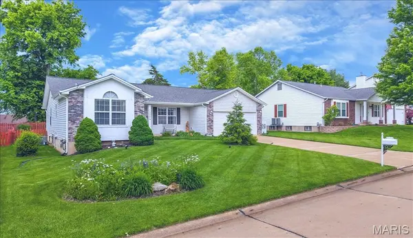 1004 N Brampton DR, St Charles, MO 63304