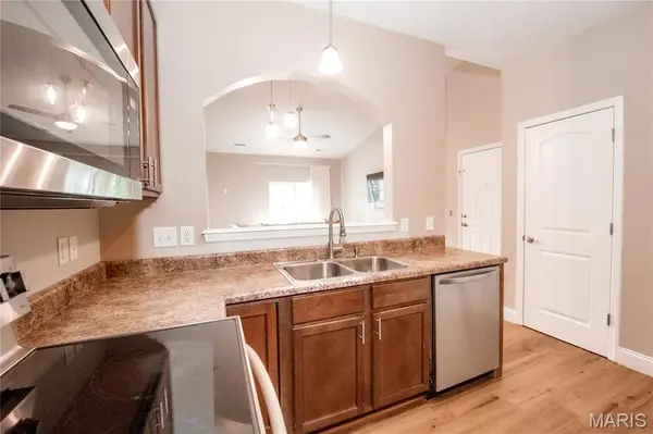 6401 Brookfield Court DR #202, St Louis, MO 63129