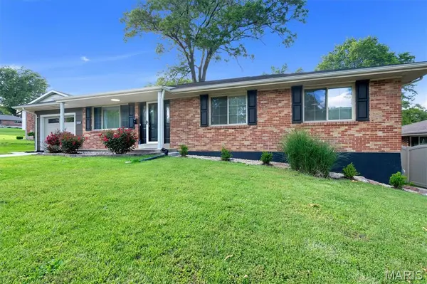 2261 Eleanor Kay DR, Mehlville, MO 63125