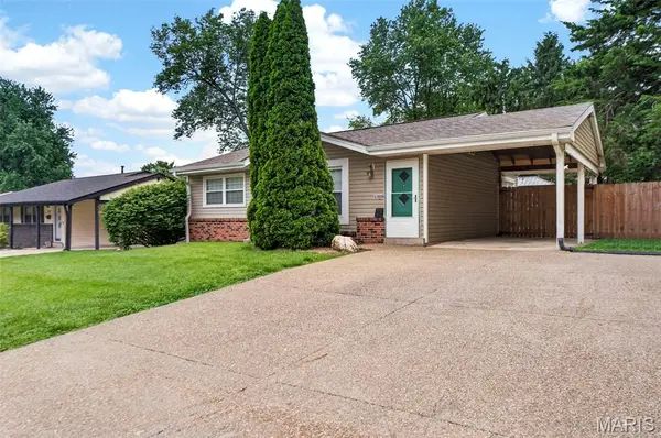 11035 Warwickhall DR, Bridgeton, MO 63044
