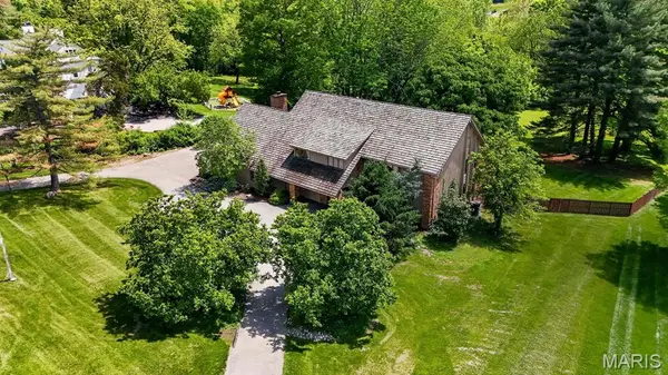 11 Denny LN, Huntleigh, MO 63131