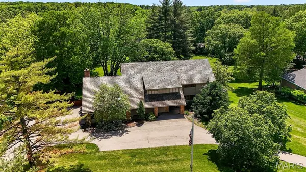 11 Denny LN, Huntleigh, MO 63131
