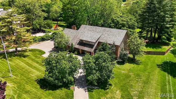11 Denny LN, Huntleigh, MO 63131