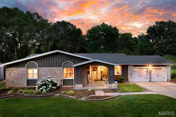 806 Hollyridge DR, Ballwin, MO 63011