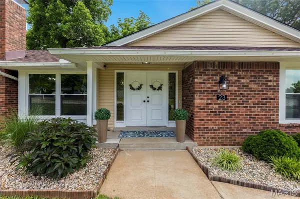 23 Sweetwood CT, Ballwin, MO 63011