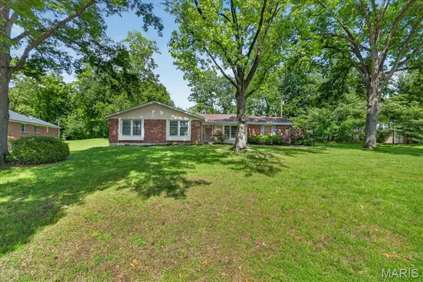 12467 Villa Hill LN, Creve Coeur, MO 63141