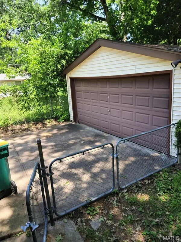 2036 Raft DR, Hanley Hills, MO 63133