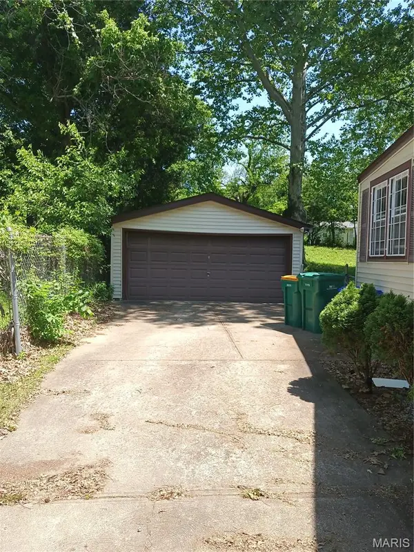 2036 Raft DR, Hanley Hills, MO 63133