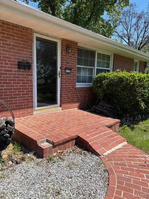 8529 Walton Woods CT, Vinita Park, MO 63114