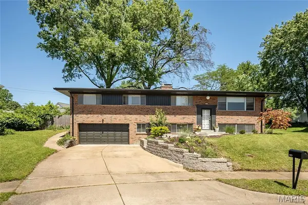 8901 Larchwood CT, St Louis, MO 63126