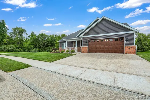 1858 Cloverdale DR, Edwardsville, IL 62025