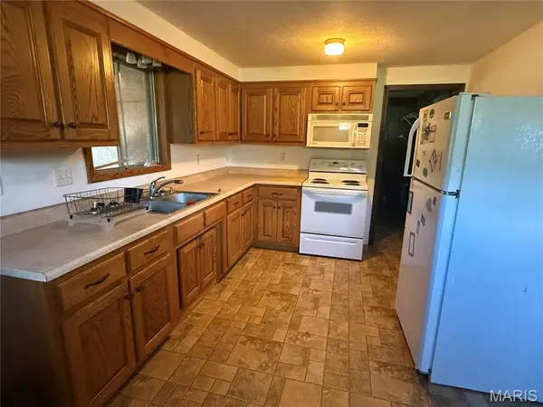 190 Airport RD, Iberia, MO 65486