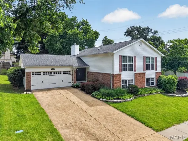 100 Holly Green DR, Ballwin, MO 63021