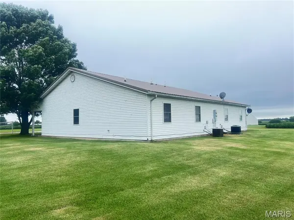812 W Douglas ST, New Douglas, IL 62074