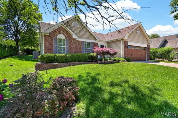 385 Birchwood Crossing LN, Maryland Heights, MO 63043