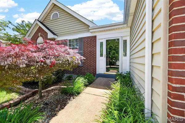 385 Birchwood Crossing LN, Maryland Heights, MO 63043