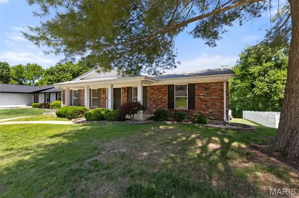 23 Quail Woods DR, Fenton, MO 63026