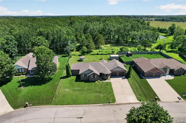 2220 Cherry Blossom CIR, Lebanon, MO 65536