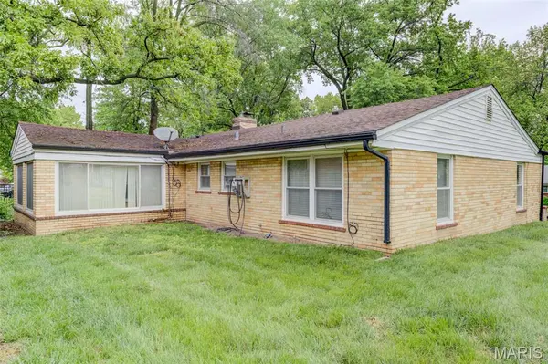 1101 E Parkedge LN, University City, MO 63130
