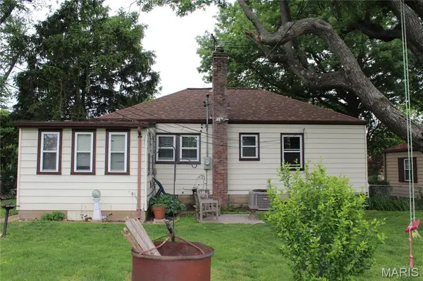 3430 Eastridge LN, St Ann, MO 63074