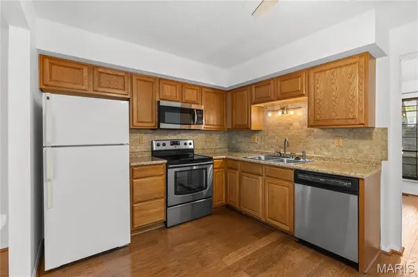2332 Hidden Meadow LN, Ballwin, MO 63021