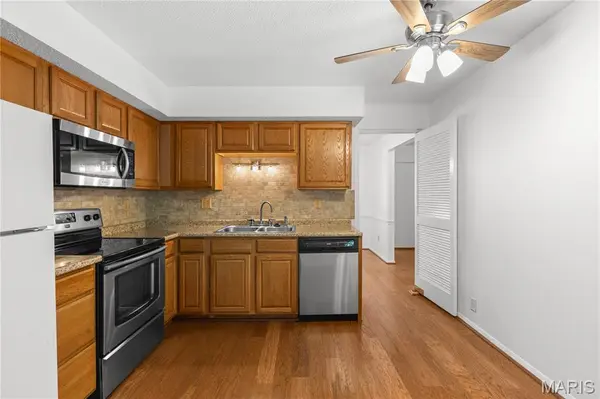 2332 Hidden Meadow LN, Ballwin, MO 63021