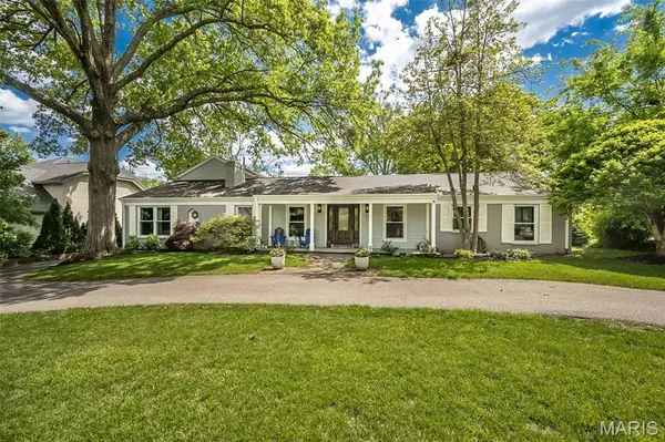 17 Colonial Hills Pkwy, Creve Coeur, MO 63141