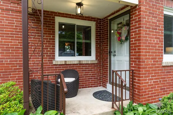 664 Deerhurst DR, Webster Groves, MO 63119
