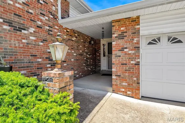 5860 Blackberry DR, Imperial, MO 63052