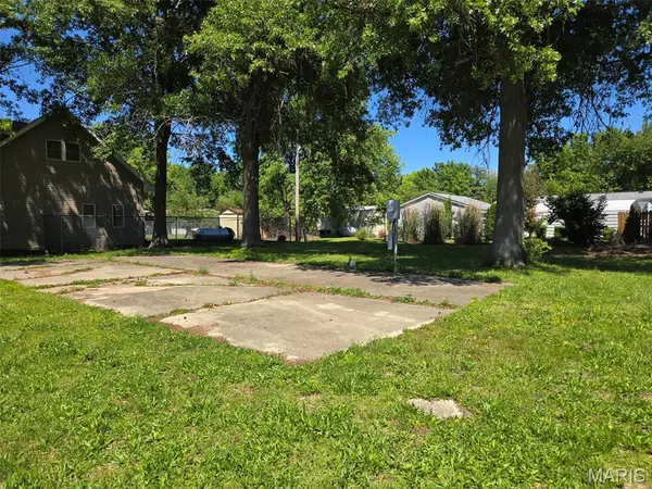 15914 Menzel Manor DR, Carlyle, IL 62231