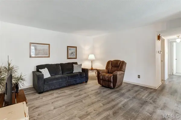 4353 Chateau De Ville DR #D, Oakville, MO 63129