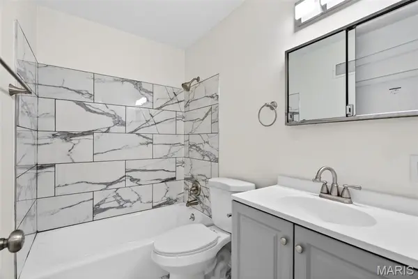 1365 Zurich DR, Florissant, MO 63031