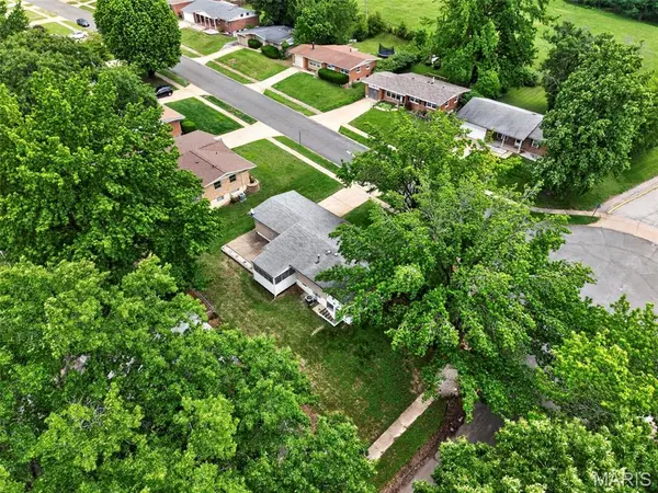 1365 Zurich DR, Florissant, MO 63031
