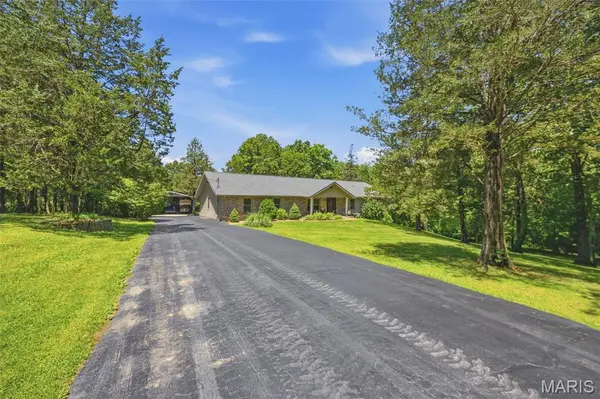 3939 Burgio LN, Hillsboro, MO 63050