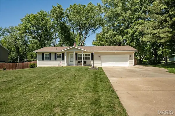 809 Lindell DR, Ballwin, MO 63011