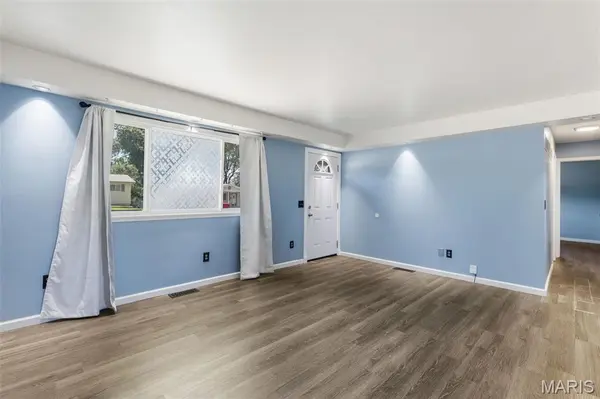 1285 Acredale DR, Florissant, MO 63033