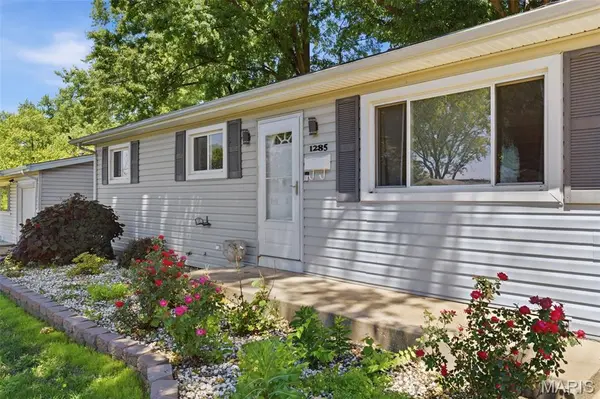 1285 Acredale DR, Florissant, MO 63033
