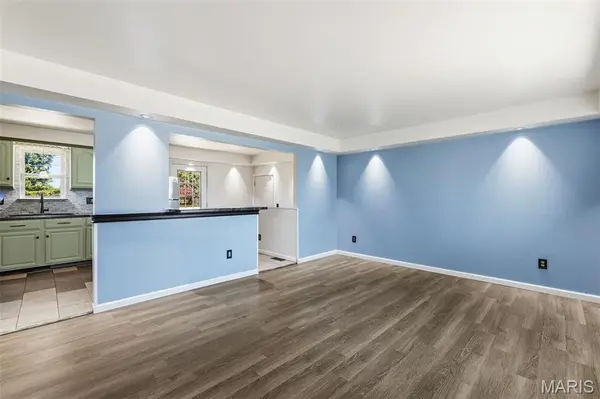 1285 Acredale DR, Florissant, MO 63033