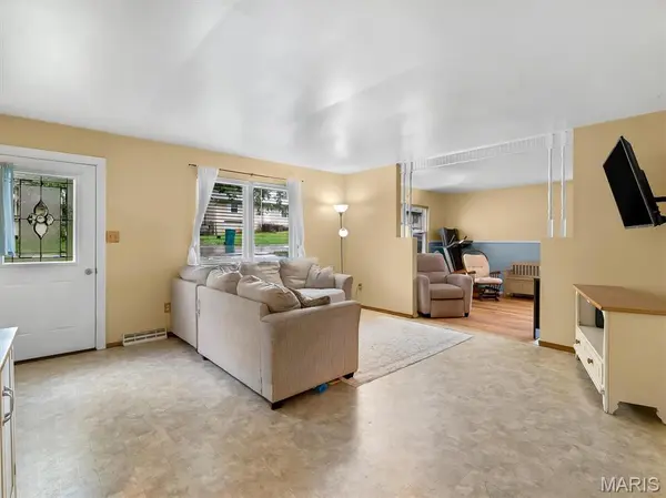 530 Crest ST, St Clair, MO 63077