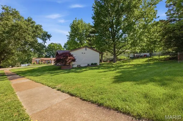 204 May Valley LN, Fenton, MO 63026