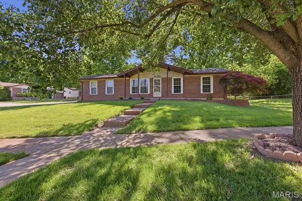 204 May Valley LN, Fenton, MO 63026