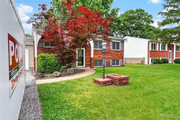 11819 Foxwood DR, Maryland Heights, MO 63043