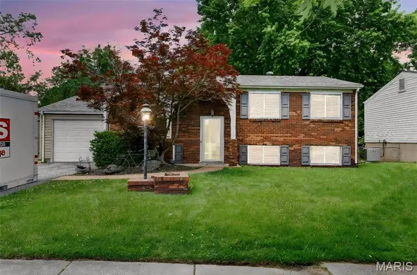 11819 Foxwood DR, Maryland Heights, MO 63043
